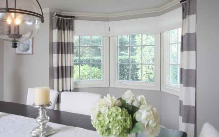 How to decorate a bay window with pillows