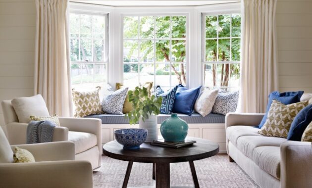 How to decorate a bay window with pillows