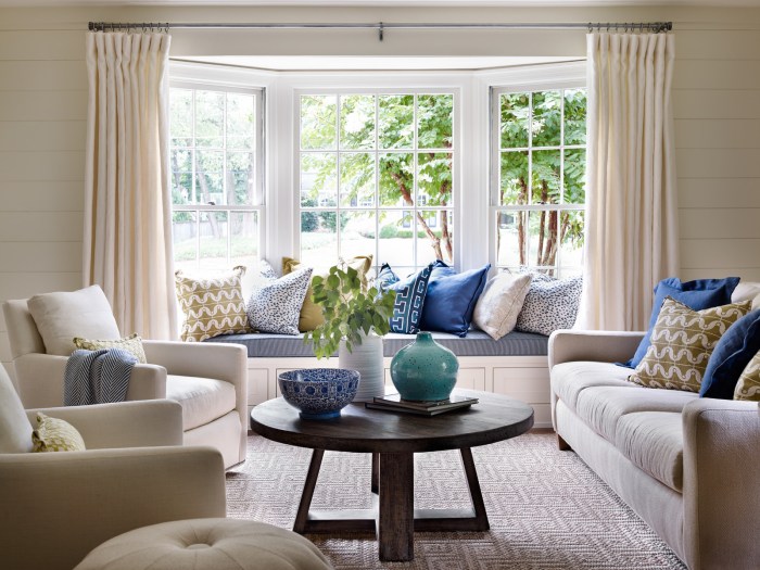 How to decorate a bay window with pillows