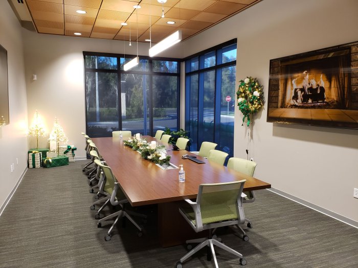 How to decorate a conference room for christmas