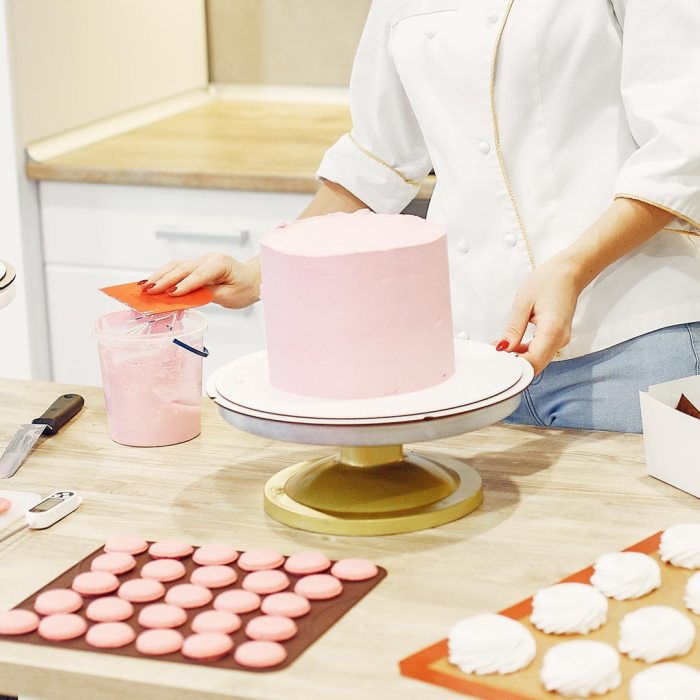 How to start up a cake decorating business